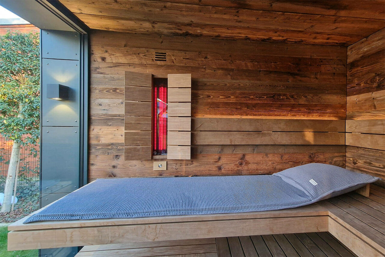 Gartensauna mit Daybed und Dusche 7 aussensauna altholz ruheraum dusche 12 | corso saunamanufaktur