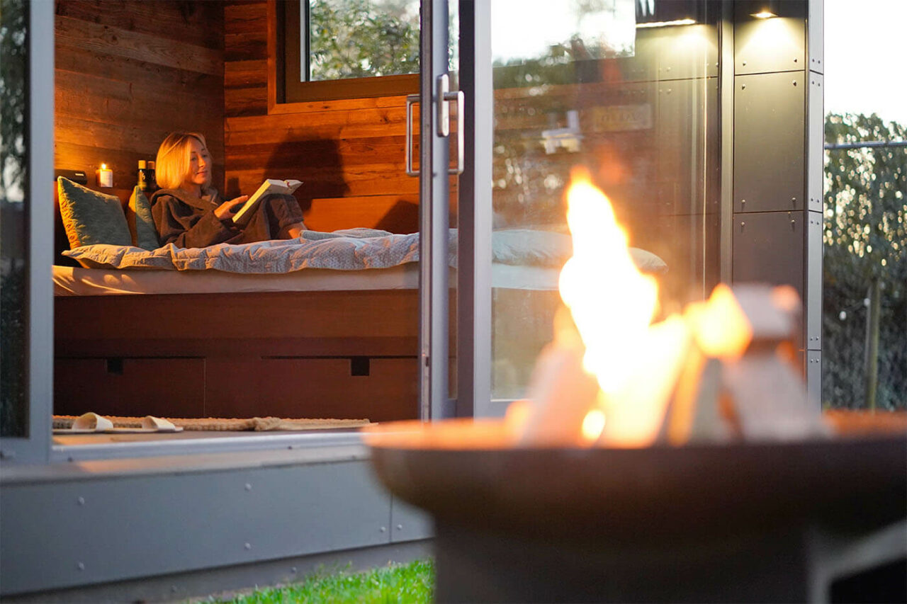 Gartensauna mit Daybed und Dusche 8 aussensauna altholz ruheraum dusche 14 | corso saunamanufaktur