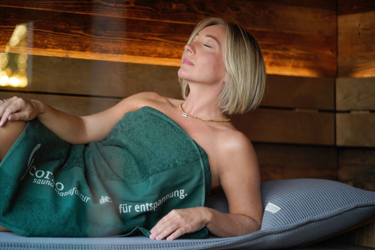 Gartensauna mit Daybed und Dusche 3 aussensauna altholz ruheraum dusche 15 | corso saunamanufaktur