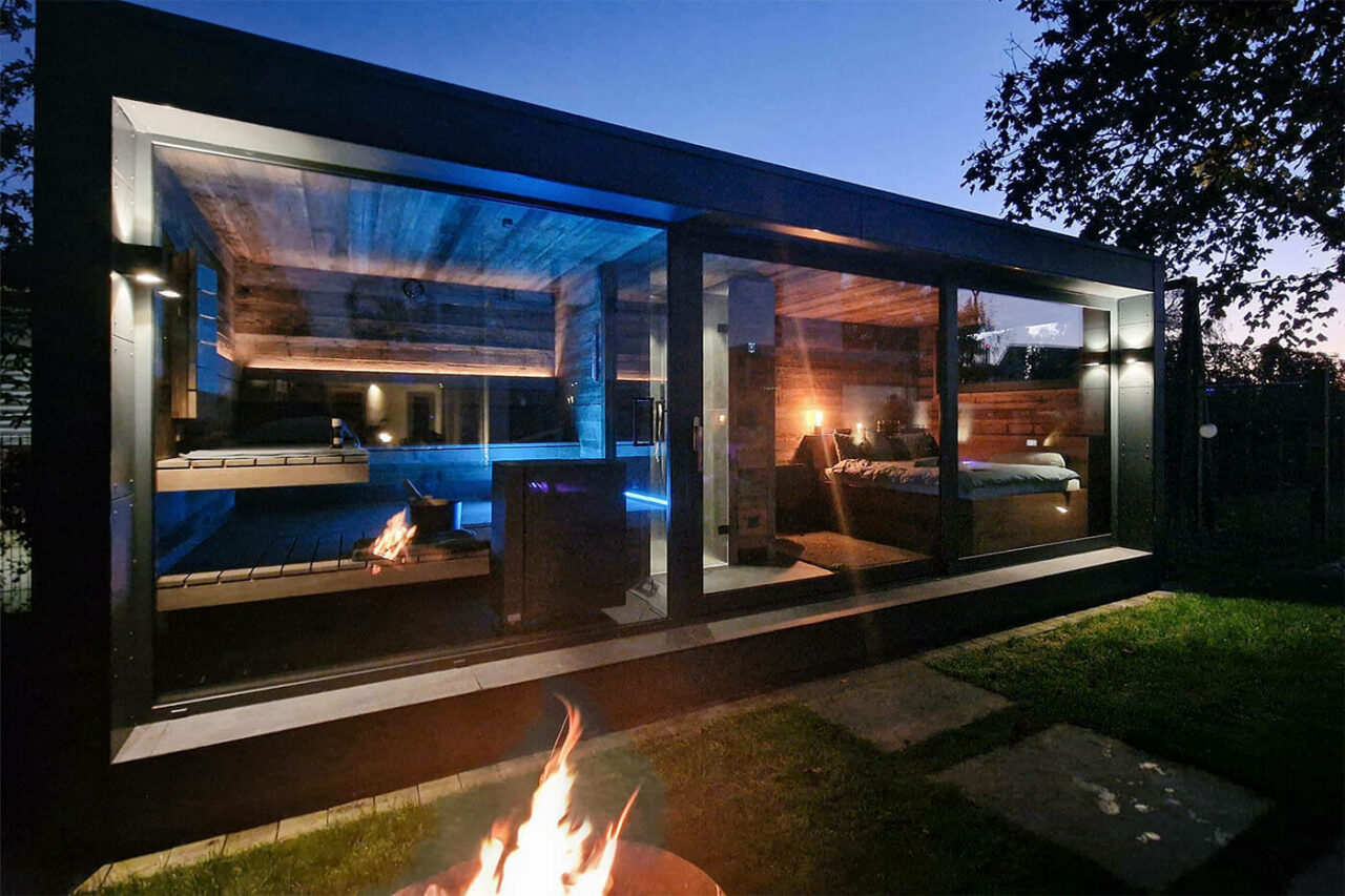 Gartensauna mit Daybed und Dusche 13 aussensauna altholz ruheraum dusche 3 | corso saunamanufaktur