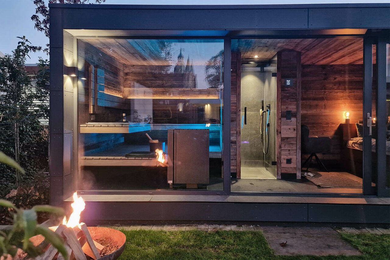 Gartensauna mit Daybed und Dusche 11 aussensauna altholz ruheraum dusche 6 | corso saunamanufaktur