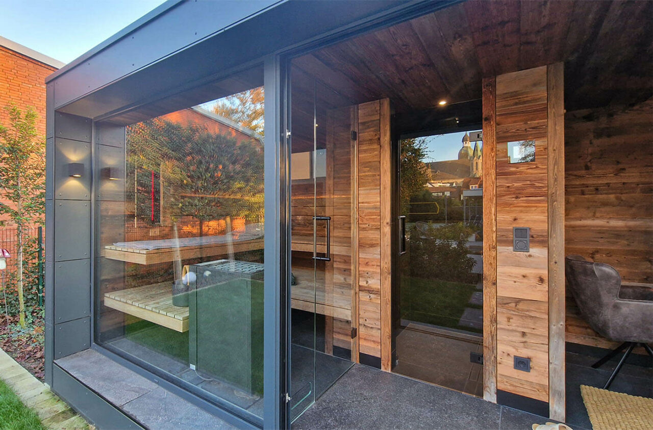 Gartensauna mit Daybed und Dusche 5 aussensauna altholz ruheraum dusche 9 | corso saunamanufaktur